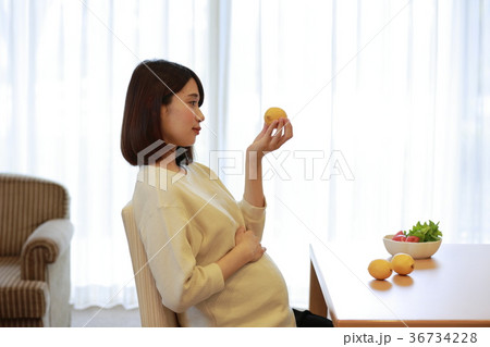 レモンを見るマタニティ女性 36734228