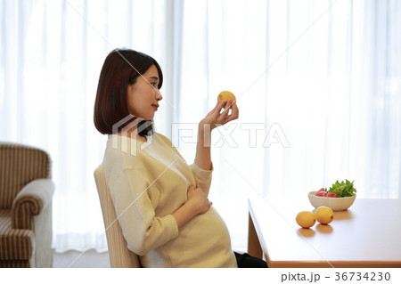 レモンを見るマタニティ女性 36734230