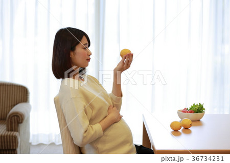 レモンを見るマタニティ女性 36734231