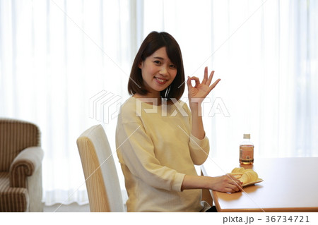 お菓子を前にOKポーズするマタニティ女性 36734721
