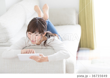 タブレットを使う女性　 36735649