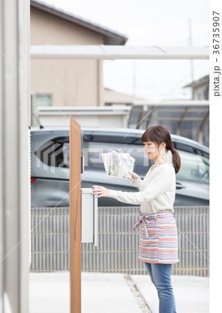新聞　郵便桶　郵便ポスト 36735907