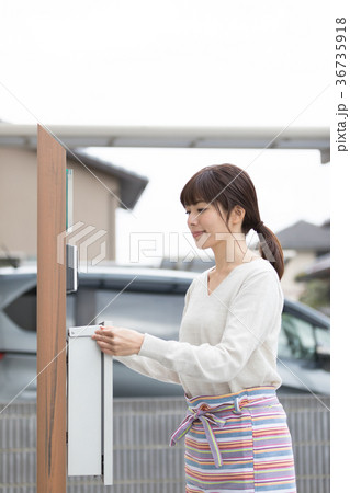 回覧板 郵便物 郵便桶 郵便ポスト の写真素材