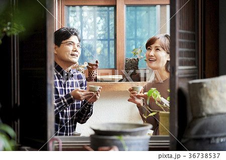 見開き 対面 向き合う 36738537