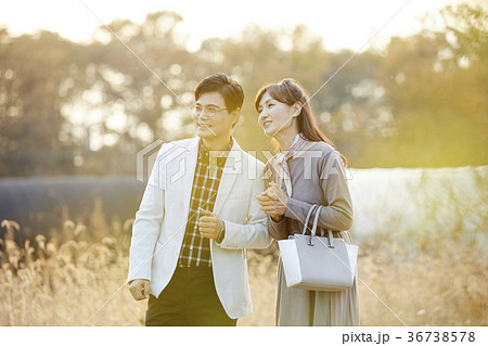 デート 笑顔 微笑 36738578