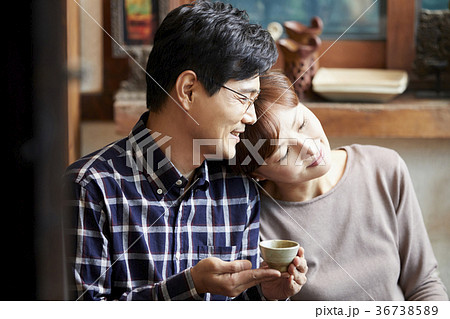 よりかかる 夫婦 中年 36738589