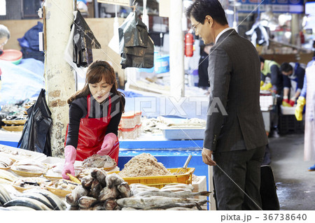 ビジネスマン 魚屋 水産市場 36738640