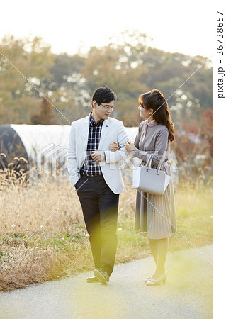 デート 夫婦 田舎道 36738657