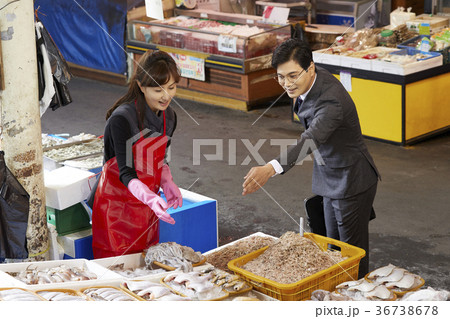 ビジネスマン 魚屋 市場 36738678
