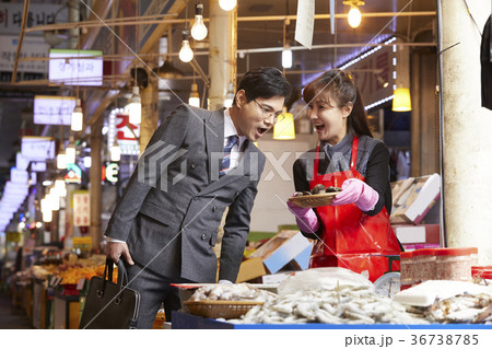 ビジネスマン 魚屋 市場 36738785
