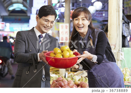 フルーツ 果物 ビジネスマン 36738889