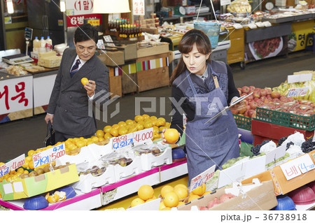 フルーツ 果物 ビジネスマン 36738918