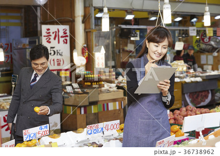 フルーツ 果物 ビジネスマン 36738962