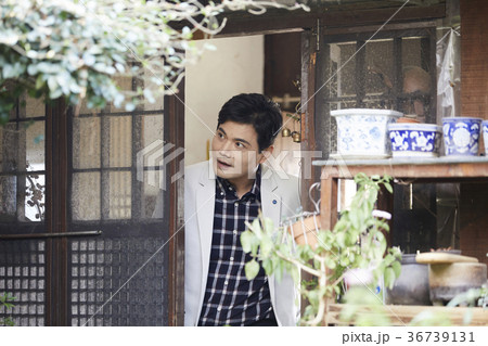 建築 ドア 上半身 36739131