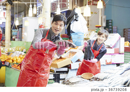 示す 見せる 夫婦 36739208
