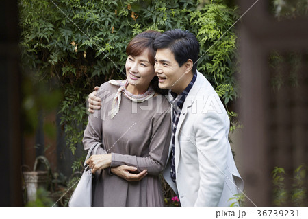 デート 夫婦 肩組み 36739231