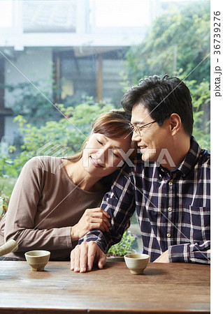 建築 よりかかる 東洋人 36739276