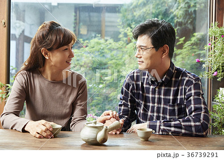 見開き 対面 向き合う 36739291
