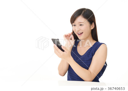 スマートフォンを持つ女性 36740653