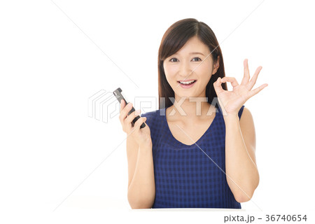 スマートフォンを持つ女性 36740654