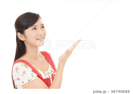 案内する女性 案内する女性 36740689