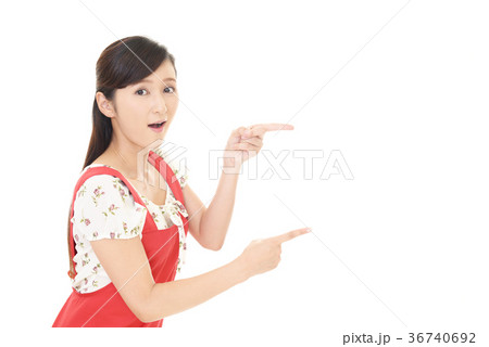 驚いた表情の主婦 36740692