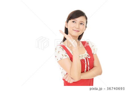 エプロンを着た笑顔の女性 36740693