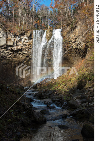 アシリベツの滝　虹が架かる滝 36740912