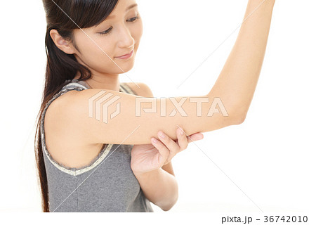 二の腕をチェックする女性の写真素材