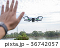 手で操縦する最新ドローン 36742057