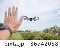 手で操縦する最新ドローン 36742058