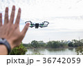 手で操縦する最新ドローン 36742059