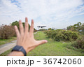 手で操縦する最新ドローン 36742060