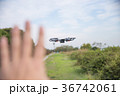 手で操縦する最新ドローン 36742061
