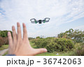 手で操縦する最新ドローン 36742063