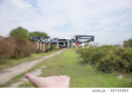 手で操縦する最新ドローン 手で操縦する最新ドローン 36742064