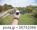 手で操縦する最新ドローン 36742066