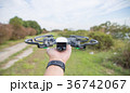 手で操縦する最新ドローン 36742067