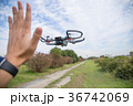 手で操縦する最新ドローン 36742069