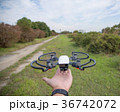 手で操縦する最新ドローン 36742072