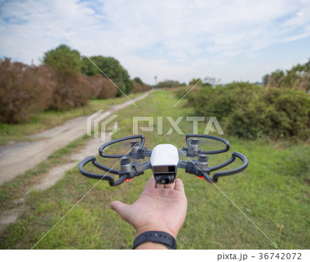 手で操縦する最新ドローン 36742072