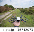 手で操縦する最新ドローン 36742073