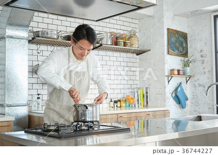 料理をする男性 36744227