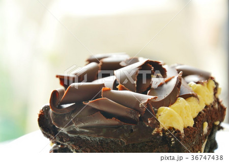 chocolate butter cake topping slicing chocolate  36747438