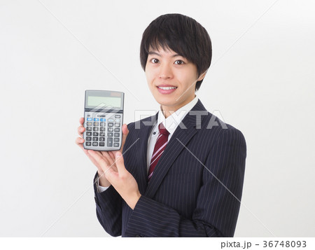 電卓を持つビジネスマン 36748093