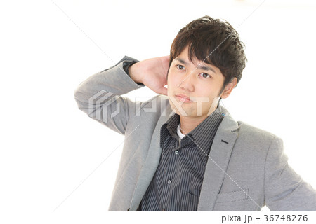 疲れた表情の男性 36748276