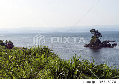 雨晴海岸を走る氷見線 36748378