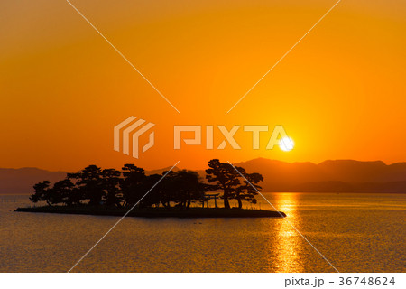夕日に染まる宍道湖と嫁が島 36748624
