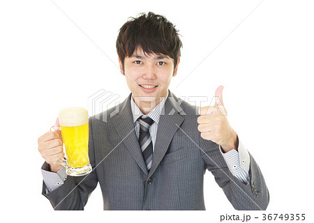 ビールを飲む笑顔のサラリーマン 36749355