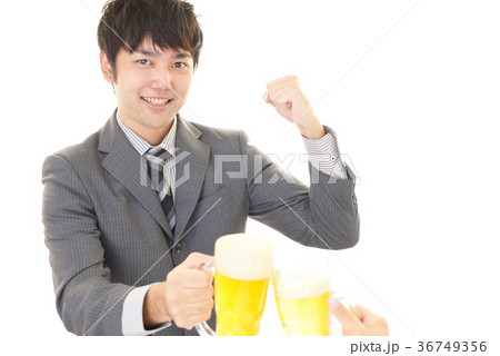 ビールを飲む笑顔のサラリーマン 36749356